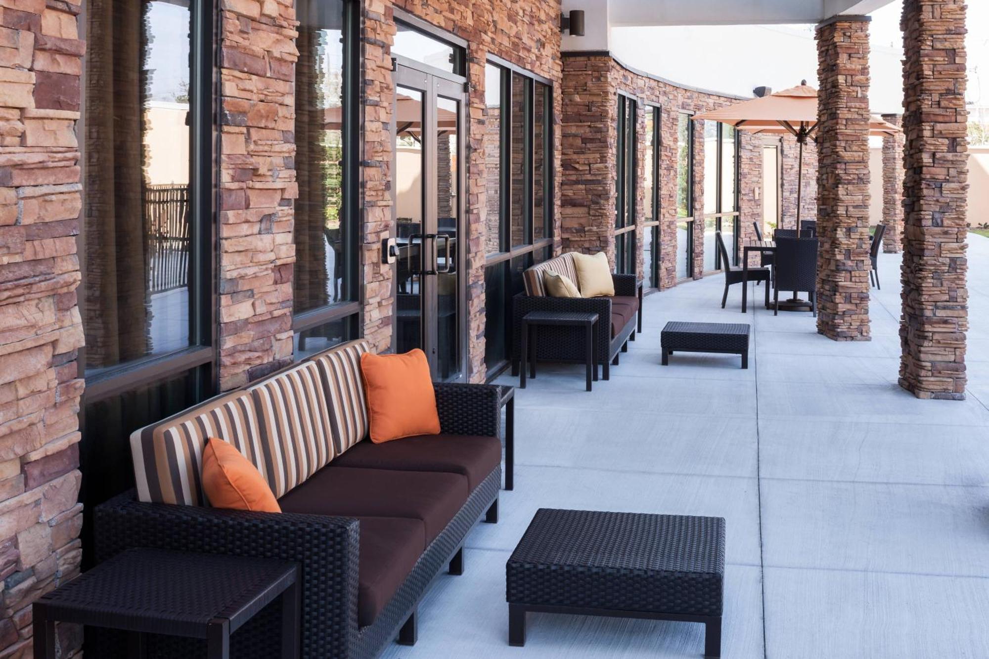 Отель Courtyard By Marriott Houston North/Shenandoah Зе-Вудлендс Экстерьер фото