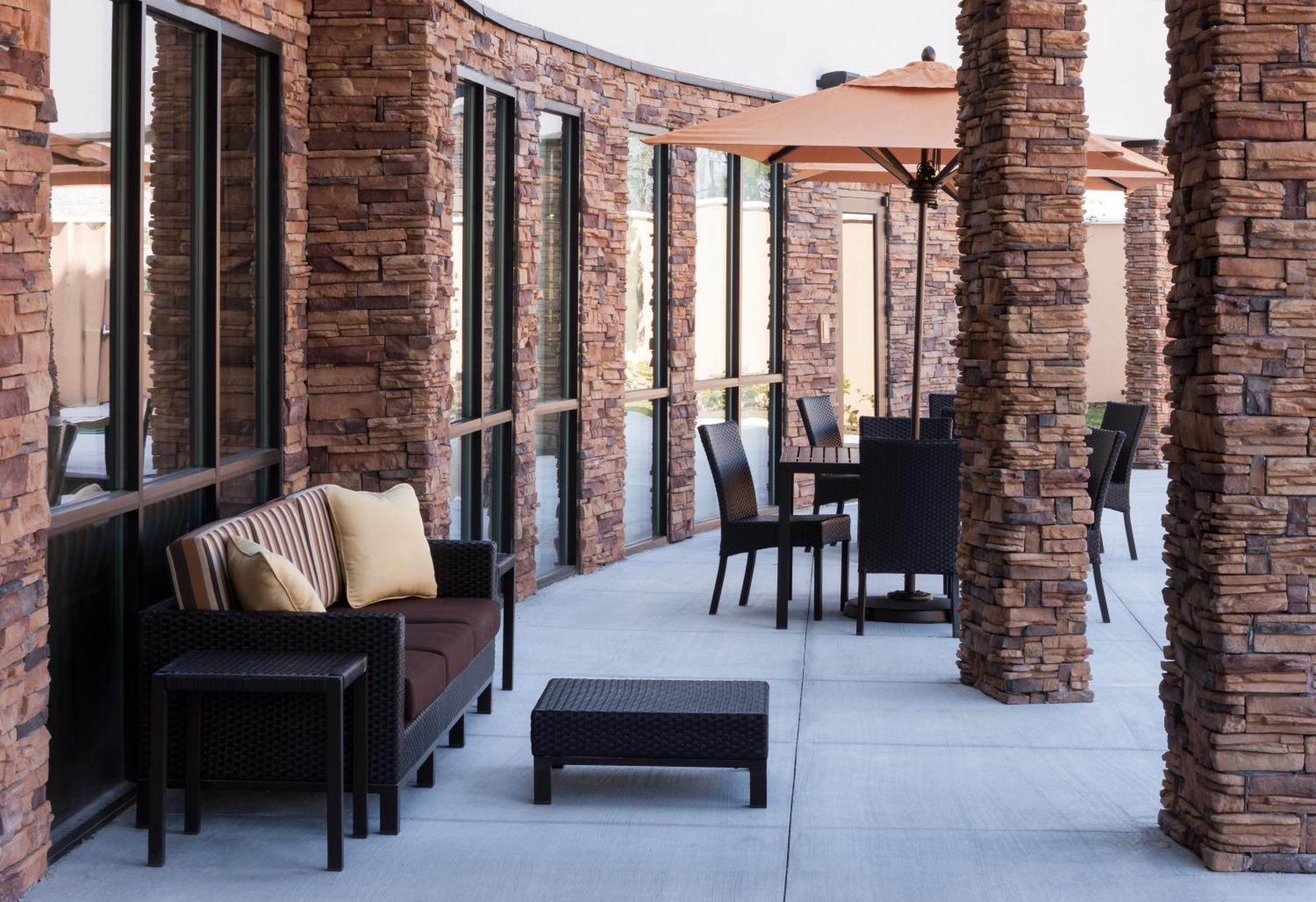 Отель Courtyard By Marriott Houston North/Shenandoah Зе-Вудлендс Экстерьер фото
